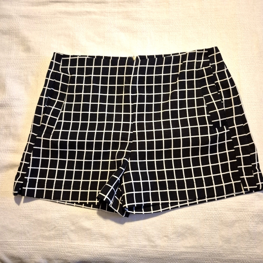 Sophie Rue women's XL Black and white grid shorts, back zipper 100% rayon EUC